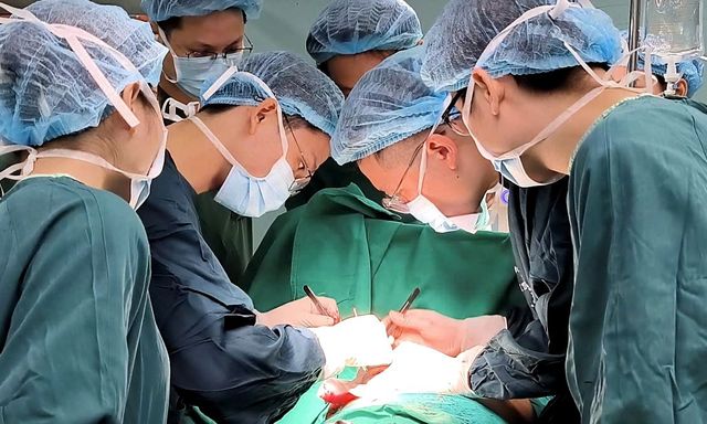 Việt kiều 43 tuổi hoại tử vú sau phẫu thuật thẩm mỹ liên tiếp, bác sĩ cảnh báo biến chứng nguy hiểm