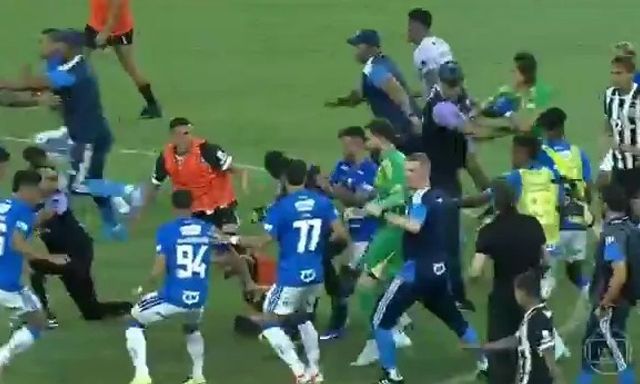 Hỗn chiến kinh hoàng tại trận chung kết bóng đá Brazil: Cầu thủ lao vào đánh nhau, 23 thẻ đỏ được rút ra