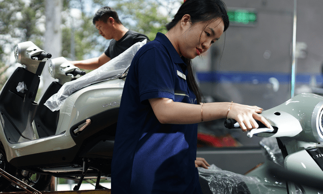 Đi một vòng các cửa hàng xe điện ở TP.HCM: “Hai ngày cuối tuần bán hơn 60 chiếc, khách đến liên tục”