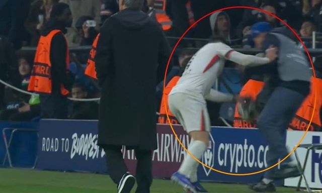 Ngôi sao Chelsea gây tranh cãi khi đẩy ngã cậu bé nhặt bóng trong trận với PSG 