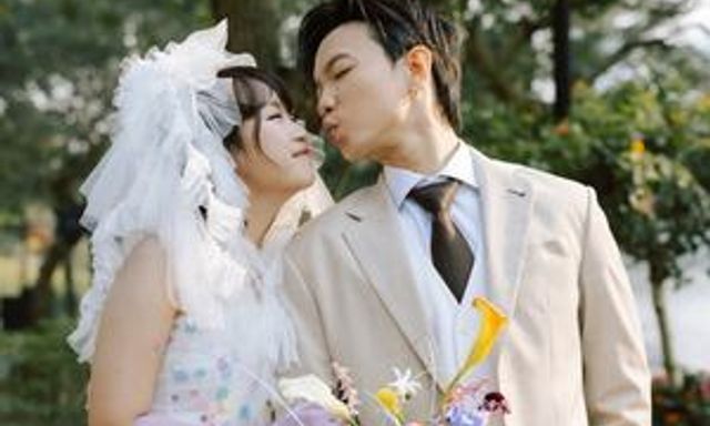 Hé lộ hôn lễ của nam ca sĩ Việt và quản lý 11 năm