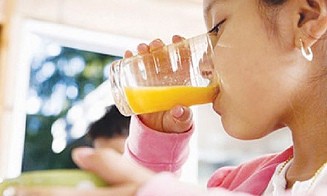 Oresol đóng chai đủ màu sắc cho trẻ uống thay nước: Chuyên gia nói thói quen tưởng tốt nhưng tiềm ẩn rủi ro