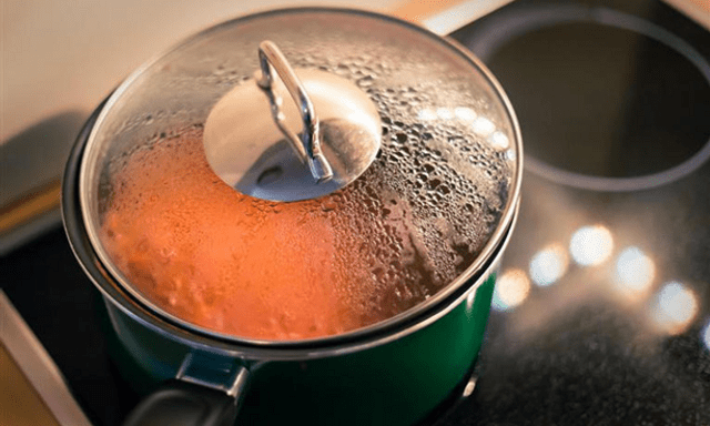 Thứ ''khói trắng'' trong bếp có thể là sát thủ thầm lặng của phổi, bác sĩ cảnh báo hạt nhỏ hơn cả PM2.5