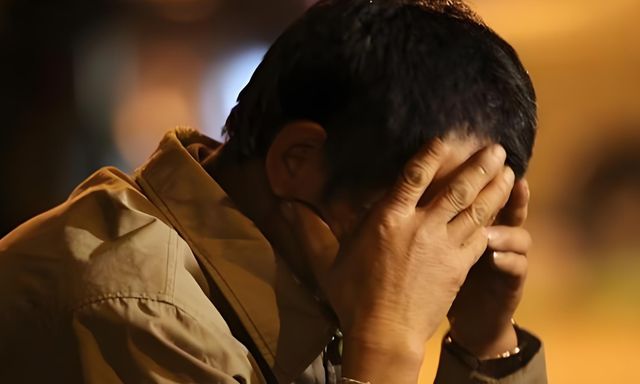 Khi người cha bật khóc vì con tốt nghiệp ĐH rồi ở nhà 