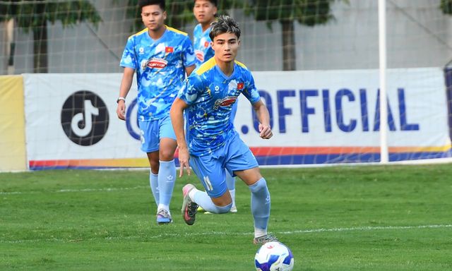 Cận cảnh visual sáng bừng, mái tóc nổi nhất sân U23 Việt Nam của Việt kiều 18 tuổi Moric