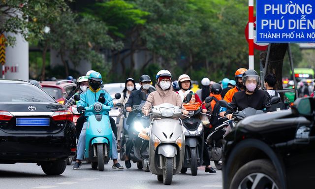 Ảnh, clip: Xe máy nối đuôi nhau, rồng rắn đi ngược chiều ở Hà Nội