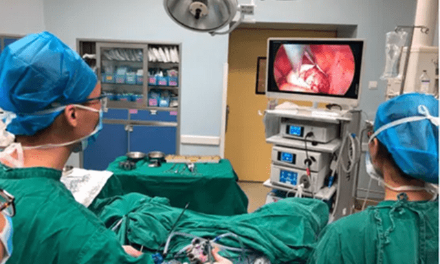 Nữ sinh 18 tuổi đau bụng dữ dội khi tập thể dục, ngỡ ngàng phát hiện 24 chiếc răng nằm bên trong