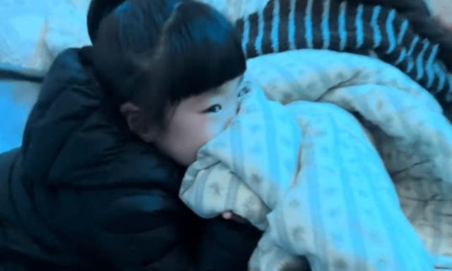 Bố đi làm xa, con gái một mình chạy vào phòng rồi làm hành động khiến mẹ ôm mặt khóc nức nở