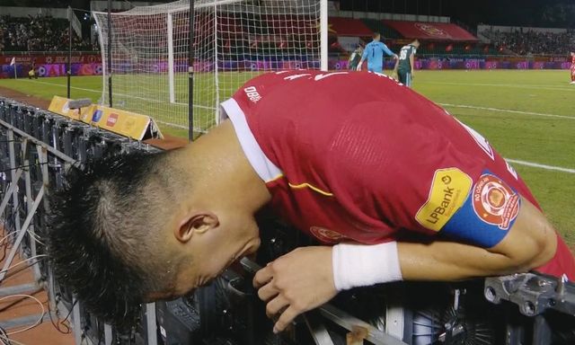 Tiến Linh gây sốc với pha hỏng ăn mười mươi trước ngay khung thành, gục đầu tiếc hùi hụi 