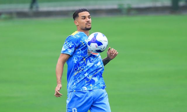 Lần đầu “ăn cơm tuyển Việt Nam”, Đỗ Hoàng Hên nói thật về HLV Kim Sang Sik, tiết lộ mối liên kết với Xuân Son