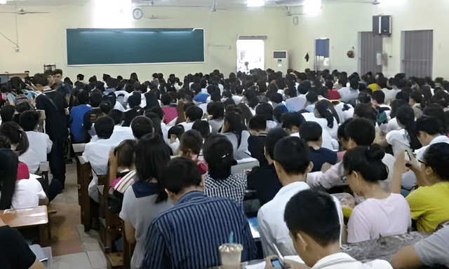 Hình ảnh lò luyện thi Chùa Bộc từ thời giá 5.000 đồng/buổi viral trở lại: Lớp học 700 người 