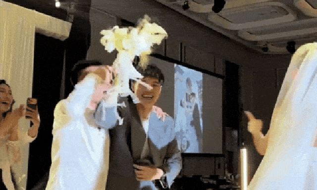 Ai rồi cũng có đôi có cặp, có danh có phận, chỉ còn Văn Toàn thôi!