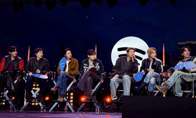 BTS đẹp trai xuất ngoại, Jung Kook bắn tiếng Anh thả thính cực mượt ở Mỹ