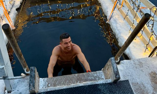 Ronaldo làm gì khi bị loại khỏi tuyển Bồ Đào Nha? 