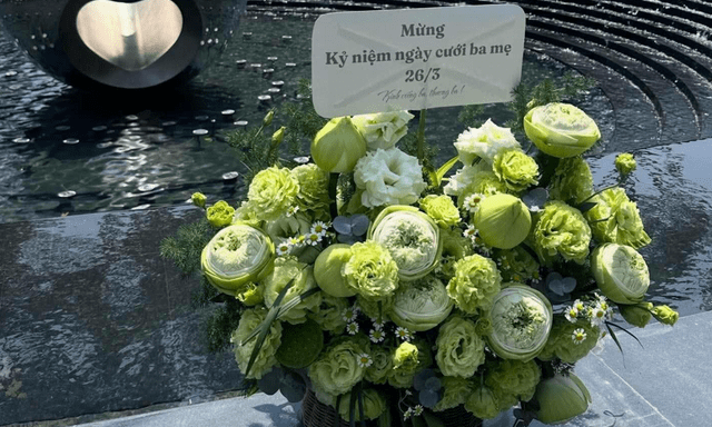 Nghẹn lòng lẵng hoa “mừng ngày cưới ba mẹ” đặt ở Công viên số 1 Lý Thái Tổ: Covid năm ấy đã lấy đi nhiều thứ quá...