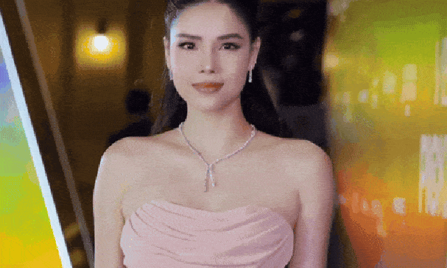 Mê mẩn ngắm Kỳ Hân trên thảm đỏ pickleball, visual tuyệt đối điện ảnh, mẹ 2 con nhan sắc vẫn đỉnh chóp