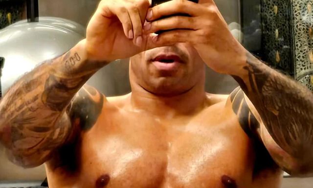 U50 vẫn sở hữu body cực khét, huyền thoại Arsenal chuẩn bị lên sàn boxing?