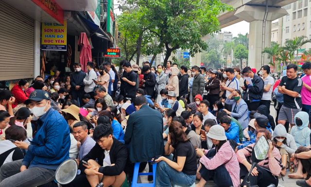 Cửa hàng vàng Bảo Tín Mạnh Hải ken đặc người xếp hàng từ 4 - 5h sáng sau loạt tin nhắn bất ngờ