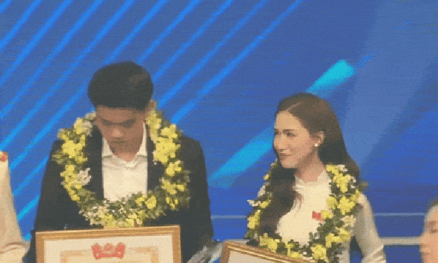 Đình Bắc cứ gặp Hoà Minzy là bẽn lẽn cười ngại ngùng, tương tác cực đáng yêu tại Gương mặt trẻ Việt Nam tiêu biểu 2025