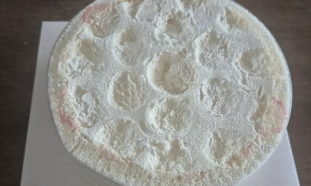 Chiếc bánh kem dâu tây với vẻ ngoài kỳ lạ gây tranh cãi