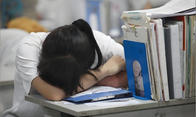 “Con bị cô lập trong lớp, tôi không ngủ được…” - Bài đăng của phụ huynh Hà Nội khiến nhiều người xót xa