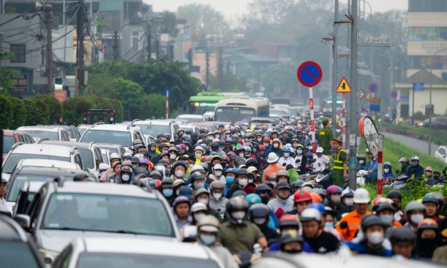 Cầu Long Biên tạm dừng, Chương Dương quá tải: Người dân mệt mỏi chôn chân giữa dòng xe ùn tắc