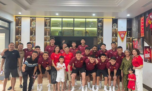Dàn ngôi sao ĐT Việt Nam đến thăm căn biệt thự Tuấn Hải xây cho bố mẹ, bên trong thế nào mà Duy Mạnh còn phải xuýt xoa 