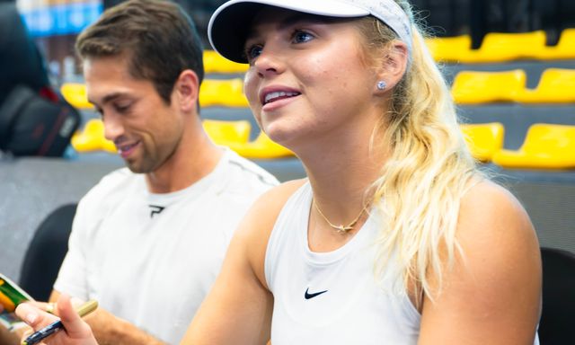 Nữ hoàng pickleball Anna Leigh Waters cùng dàn sao PPA hồ hởi kí tặng người hâm mộ Việt Nam