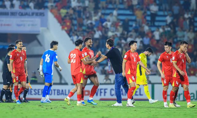 Khoảnh khắc HLV Kim Sang-sik ôm động viên từng học trò, ĐT Việt Nam chia tay nhau sau chiến thắng tưng bừng trước Malaysia 