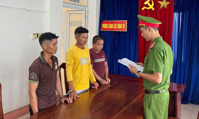 Đánh người lún sọ vì cho rằng bóp còi xe khiến đàn trâu hoảng sợ, 3 người bị bắt