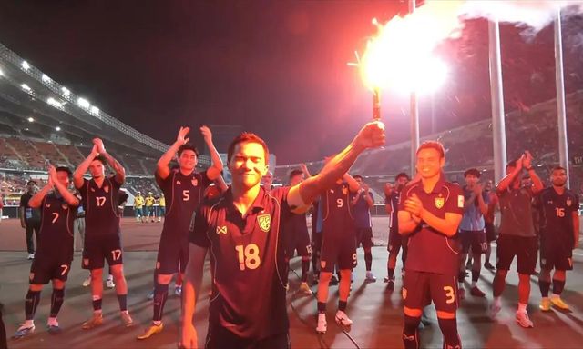 Video Chanathip thản nhiên đốt pháo sáng, LĐBĐ Thái Lan có nguy cơ bị trừng phạt 