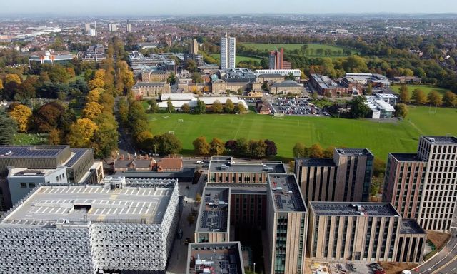 Đại học Anh đột ngột hủy 300 thư mời nhập học, 