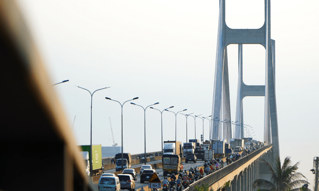 Thi thể bé trai còn nguyên dây rốn trong túi vải, treo trên cột đèn báo hiệu tại chân cầu Phú Mỹ