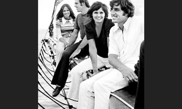 Chuyện thật như đùa: Hai cầu thủ nổi tiếng mở họp báo công khai... đổi vợ cho nhau, mang theo cả con cái lẫn chó cưng sang nhà mới!