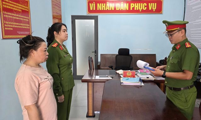 Bắt khẩn cấp người phụ nữ cố tình vượt rào chắn, hành hung 2 nhân viên đường sắt 