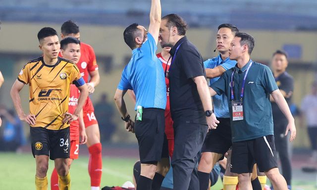 HLV Velizar Popov nổi cáu ném thẻ, bị truất quyền chỉ đạo trận Thể công Viettel gặp Thanh Hoá ở V.League 