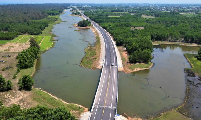 Cung đường biển 5.600 tỷ ở Quảng Ngãi đẹp như tranh, nhìn từ trên cao càng “đỉnh”