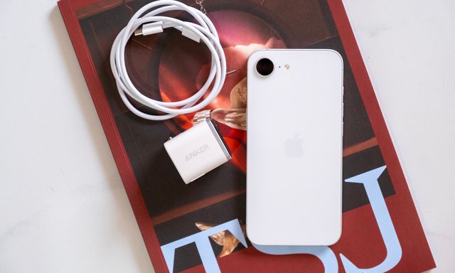 Trên tay củ sạc tích hợp màn hình thông minh, có AI quản lý sạc, giá 550.000 đồng