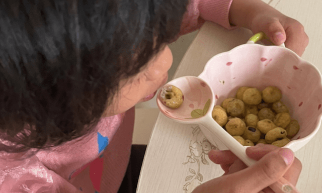 Mẹ mất 45 phút bóc vỏ việt quất cho con, không ngờ lại bị chỉ trích: 