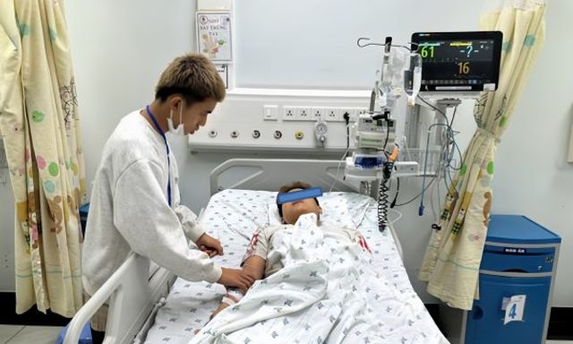 Thiếu niên 15 tuổi đột ngột yếu tay chân, không đi lại được: PGĐ Bệnh viện Nhi Đồng Thành phố cảnh báo 1 căn bệnh hiếm gặp