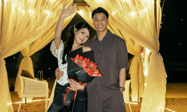 Tuyển thủ Vũ Văn Thanh cầu hôn bạn gái 