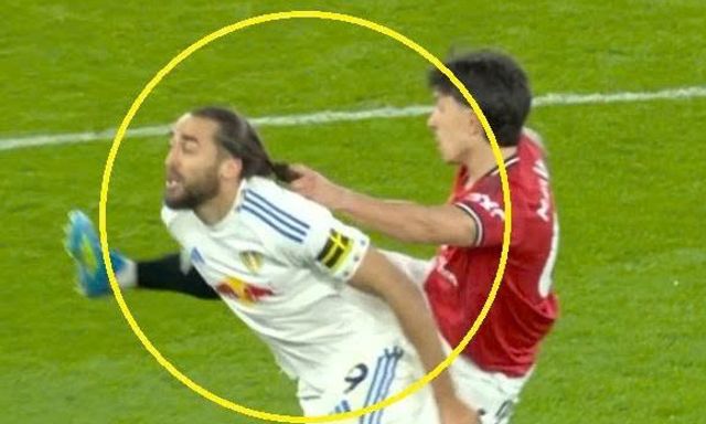 Cầu thủ MU chơi xấu giật tóc đối thủ, hoá tội đồ khiến 