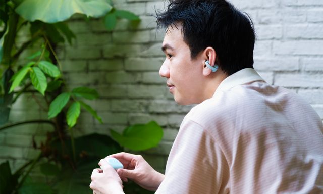 Trên tai Sony Clip WF-LC900: Tai nghe kẹp tai lạ mắt, nghe nhạc nhưng vẫn kết nối xung quanh