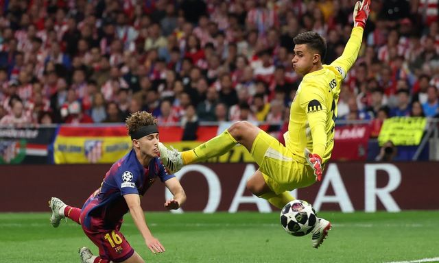 Sao trẻ Barcelona chảy nhiều máu sau cú đạp rợn người của thủ môn Atletico Madrid ở Champions League 