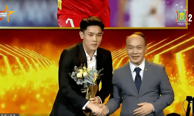 Đình Bắc diện vest bảnh bao nhận Gương mặt trẻ Thể thao của năm tại giải Cống hiến