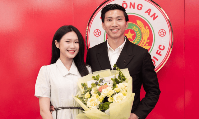 Đoàn Văn Hậu tự tung ảnh nét căng, ôm eo bà xã Doãn Hải My cực tình tứ trong ngày đặc biệt