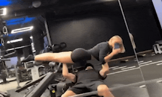 Ngôi sao Chelsea gây bão với clip dùng bạn gái xinh đẹp làm... tạ đẩy ngực