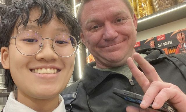 Nữ sinh ung thư máu gặp lại bác sĩ Mỹ giữa phố cổ Hà Nội, câu nói sau 5 năm khiến ai cũng lặng người