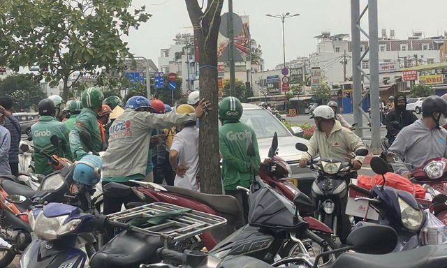 TP.HCM: Tài xế tử vong trong xe ô tô đậu trên đại lộ Phạm Văn Đồng