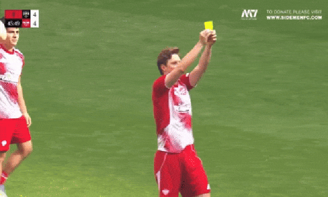 Cầu thủ phải nhận thẻ vàng, đốt luôn trước mặt trọng tài gây ngỡ ngàng 